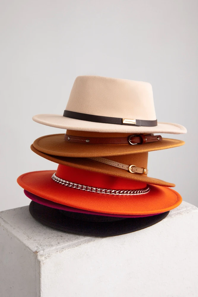 الحصول على عرض تجاري لإنتاج القبعات